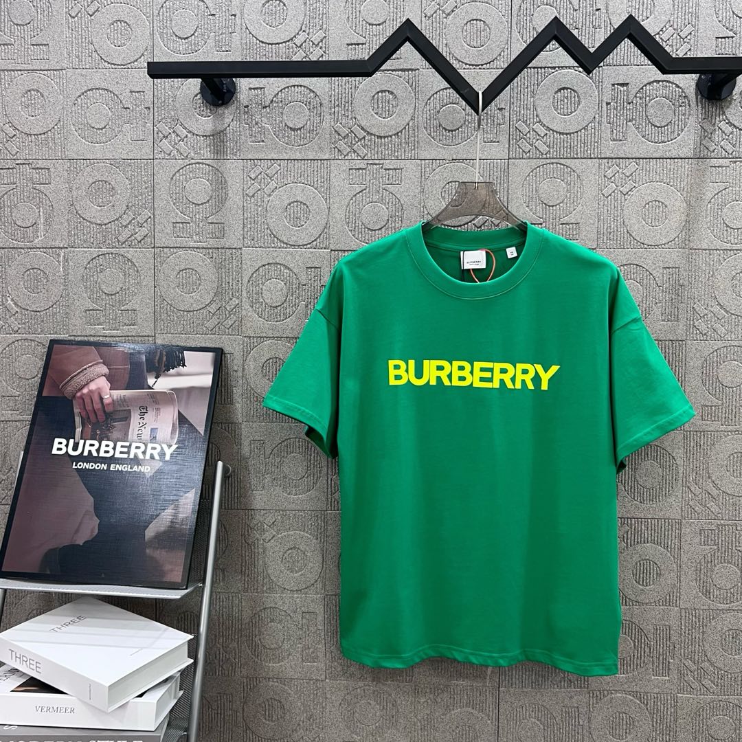 Burberry Pablo Logo TB-Marked Green Jacket: 1980s-Inspired Fashion for Men and Women - 图片 1