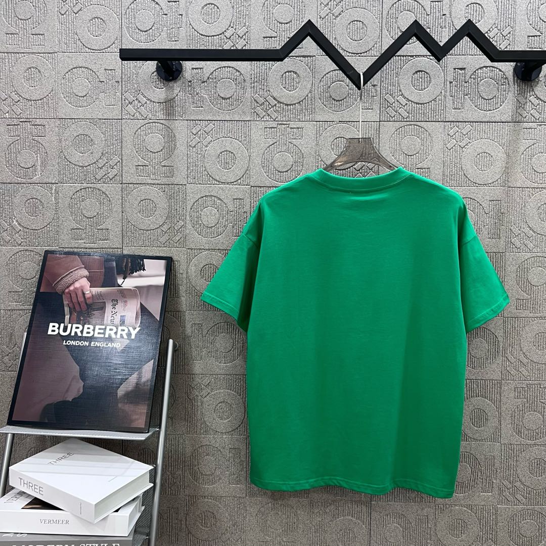 Burberry Pablo Logo TB-Marked Green Jacket: 1980s-Inspired Fashion for Men and Women - 图片 2