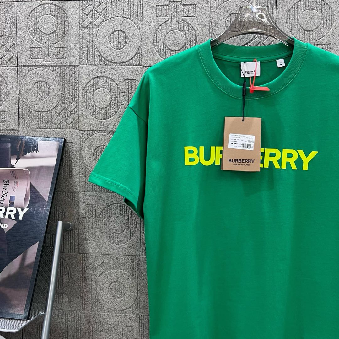Burberry Pablo Logo TB-Marked Green Jacket: 1980s-Inspired Fashion for Men and Women - 图片 4