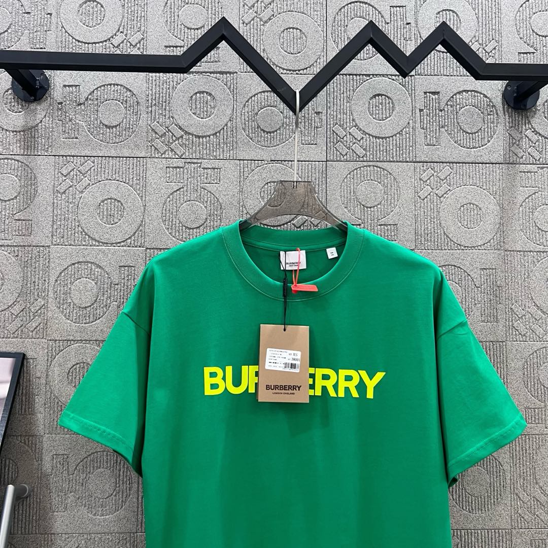 Burberry Pablo Logo TB-Marked Green Jacket: 1980s-Inspired Fashion for Men and Women - 图片 3