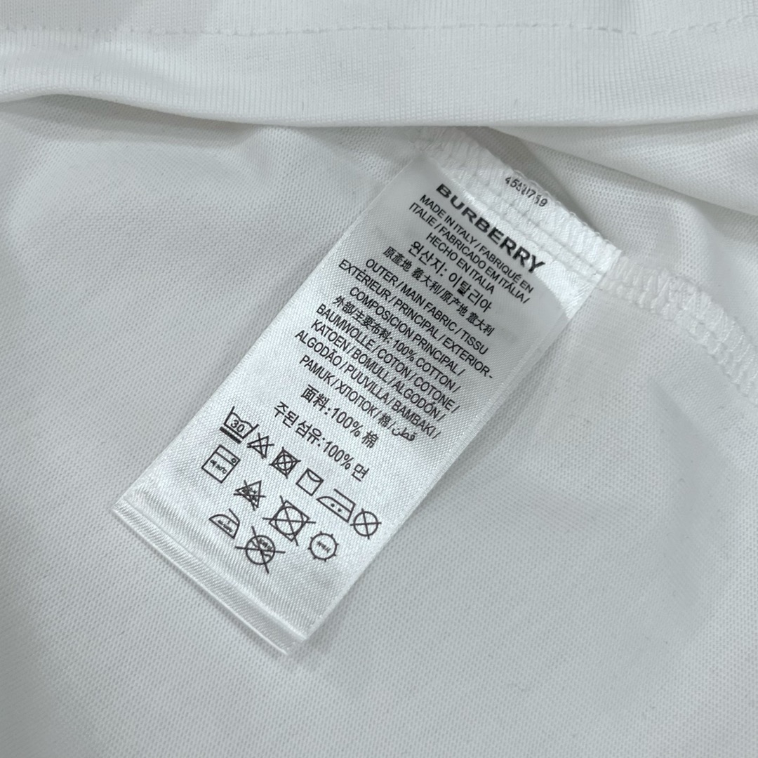  
BURBERRY 巴宝莉 字母 战马口袋刺绣🪡
 大Logo经典识标印花精致升级
灵感源自八十年代复