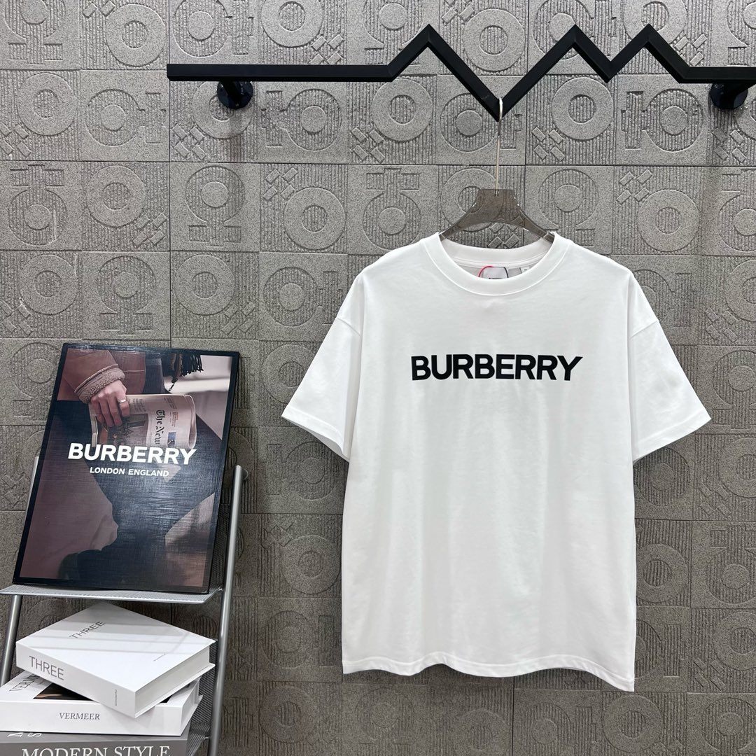 Burberry Pablo Logo TB-Marked Stamp T-Shirt – Fashionable Unisex Apparel - 图片 1