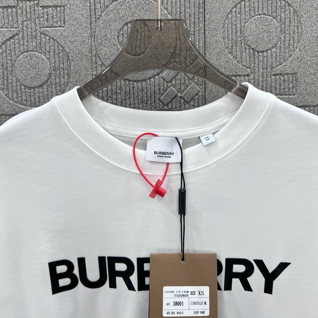 Burberry Pablo Logo TB-Marked Stamp T-Shirt – Fashionable Unisex Apparel - 图片 5