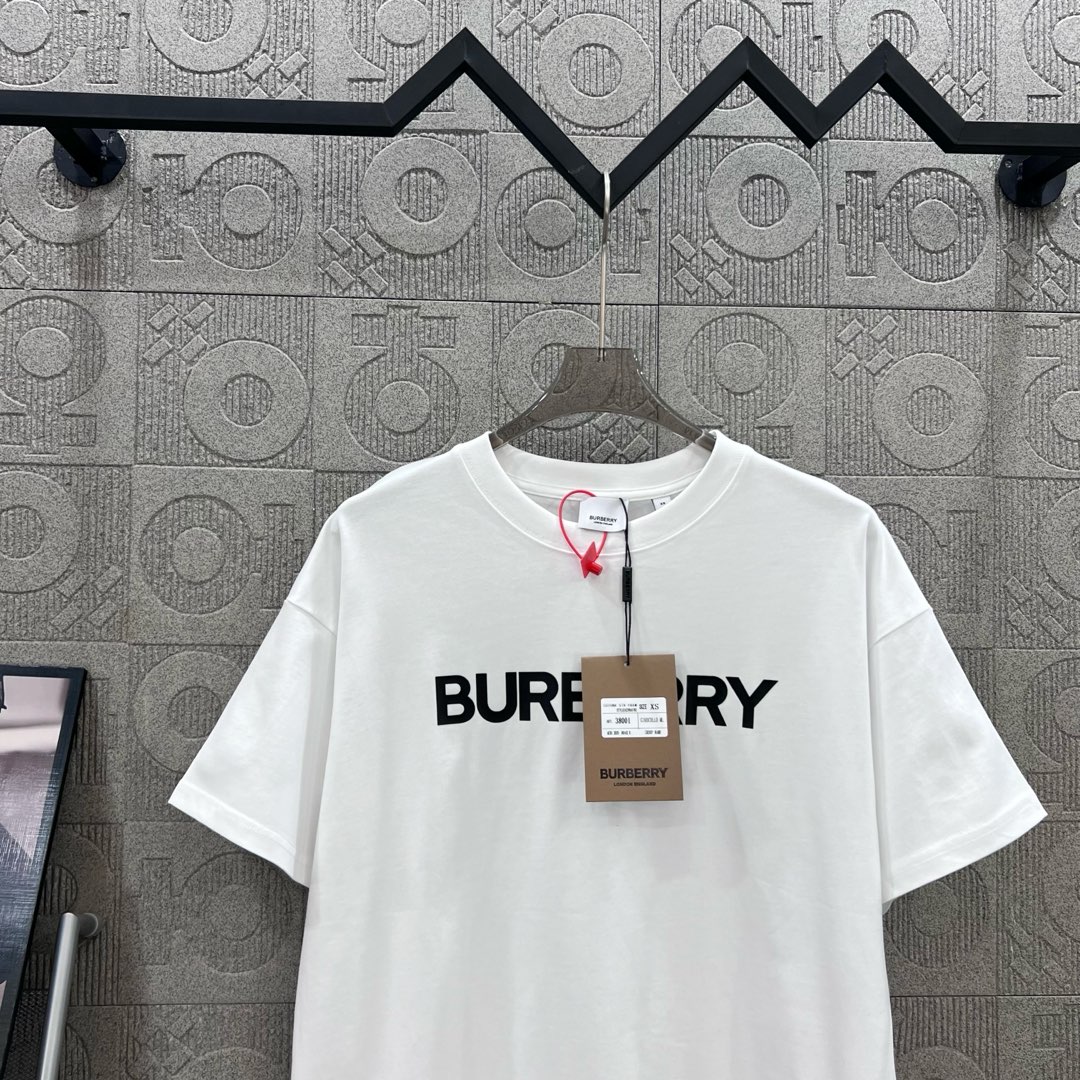 Burberry Pablo Logo TB-Marked Stamp T-Shirt – Fashionable Unisex Apparel - 图片 3