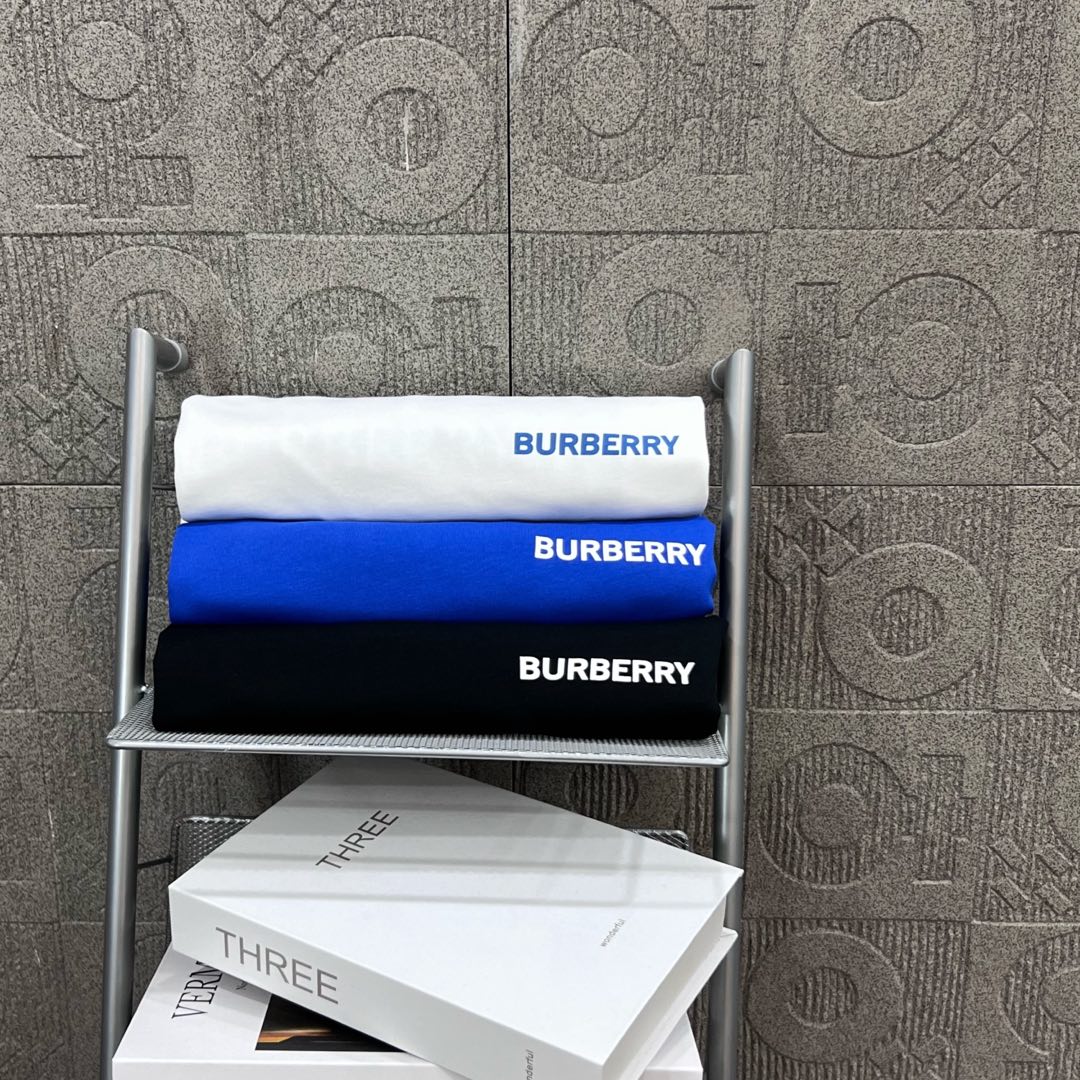  
BURBERRY 巴宝莉 后幅大战马镂空印花
 大Logo经典识标印花精致升级
灵感源自八十年代复古