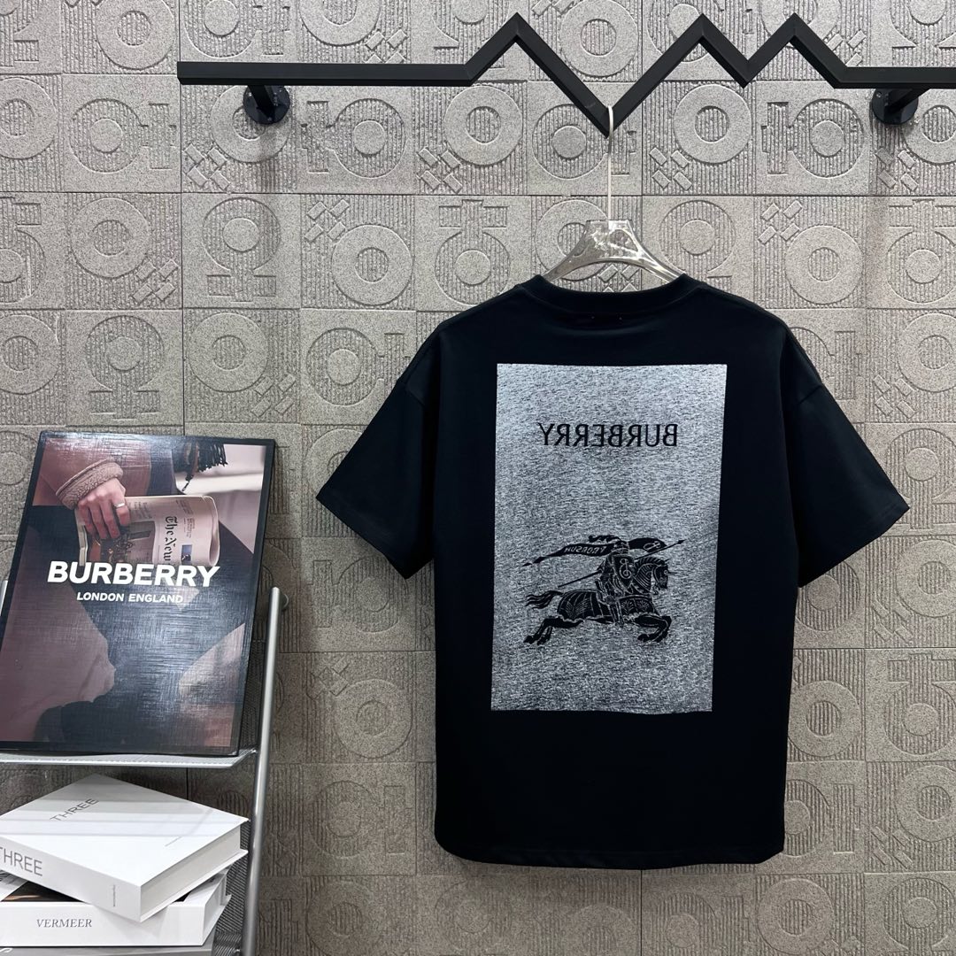  
BURBERRY 巴宝莉 后幅大战马镂空印花
 大Logo经典识标印花精致升级
灵感源自八十年代复古