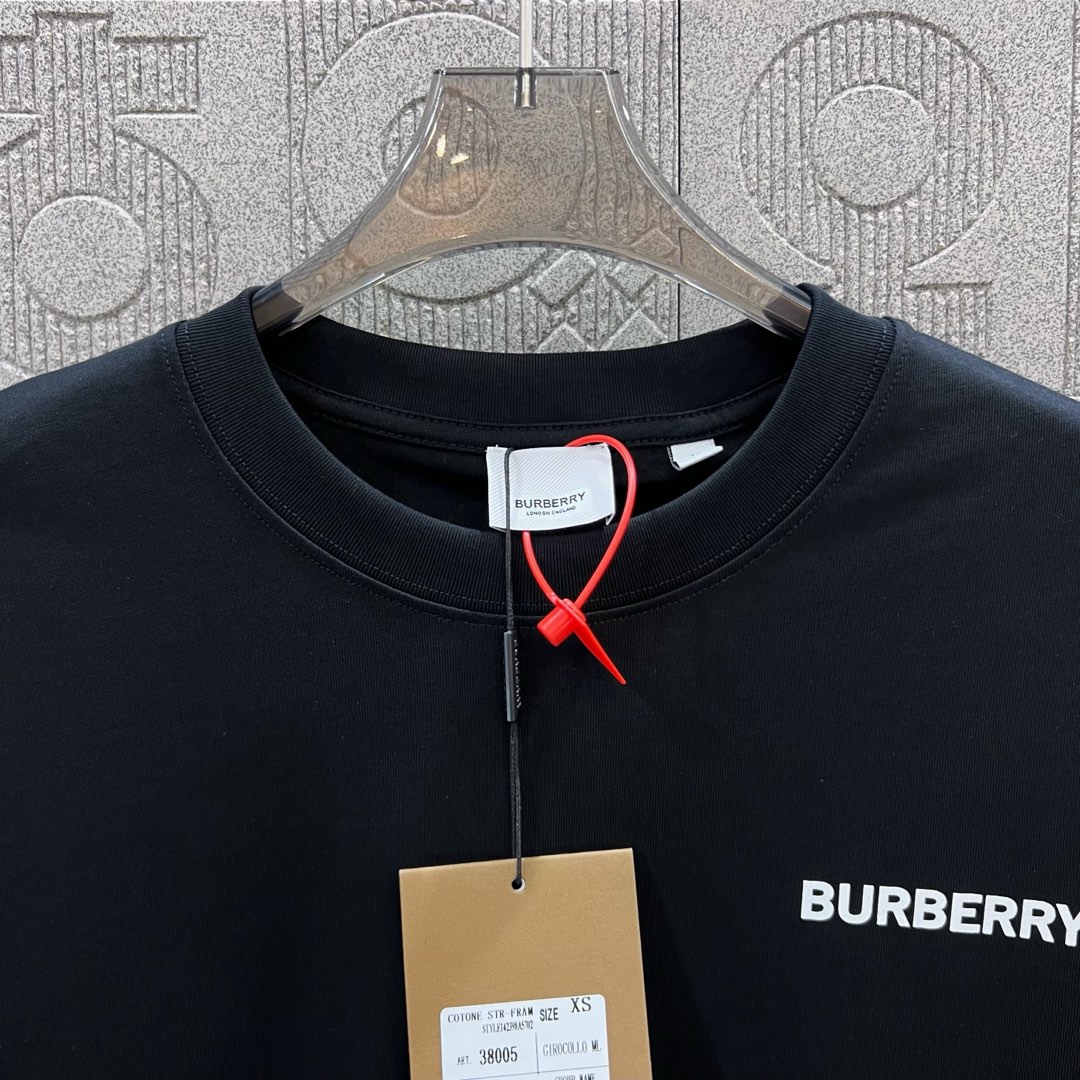  
BURBERRY 巴宝莉 后幅大战马镂空印花
 大Logo经典识标印花精致升级
灵感源自八十年代复古