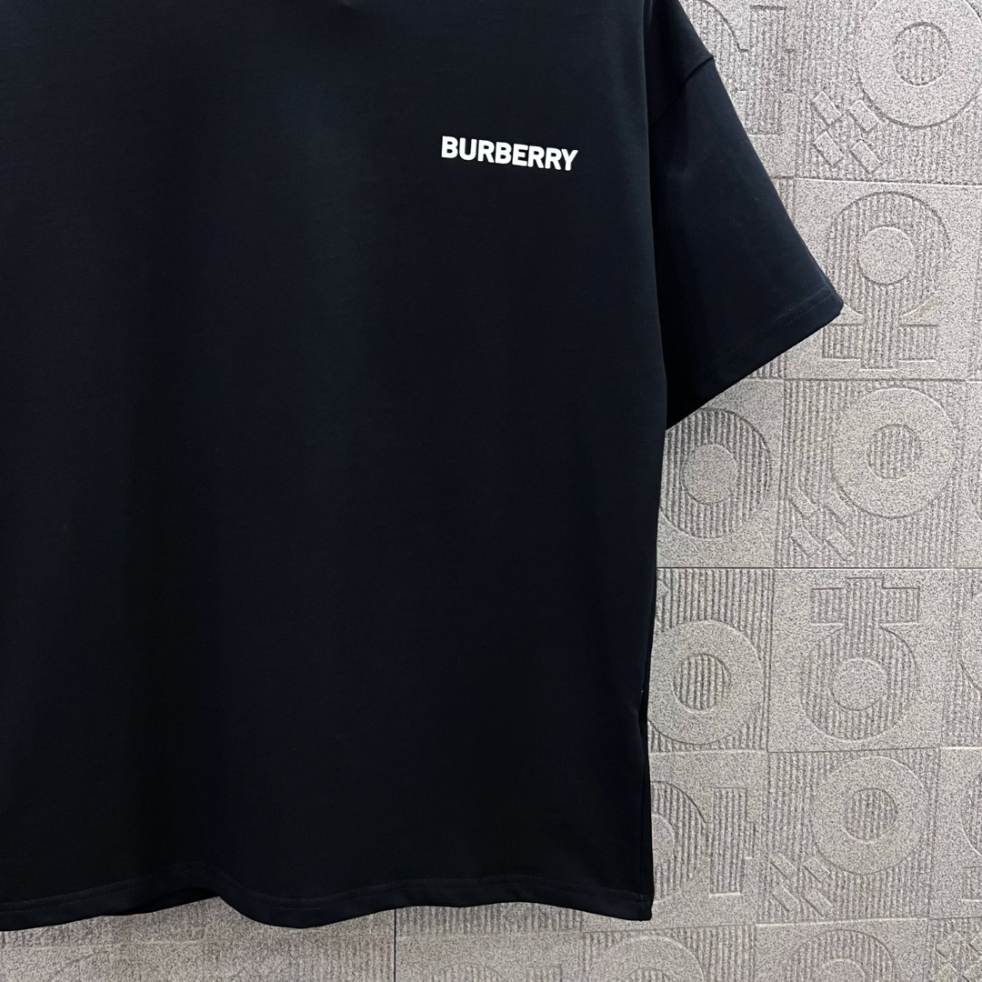  
BURBERRY 巴宝莉 后幅大战马镂空印花
 大Logo经典识标印花精致升级
灵感源自八十年代复古