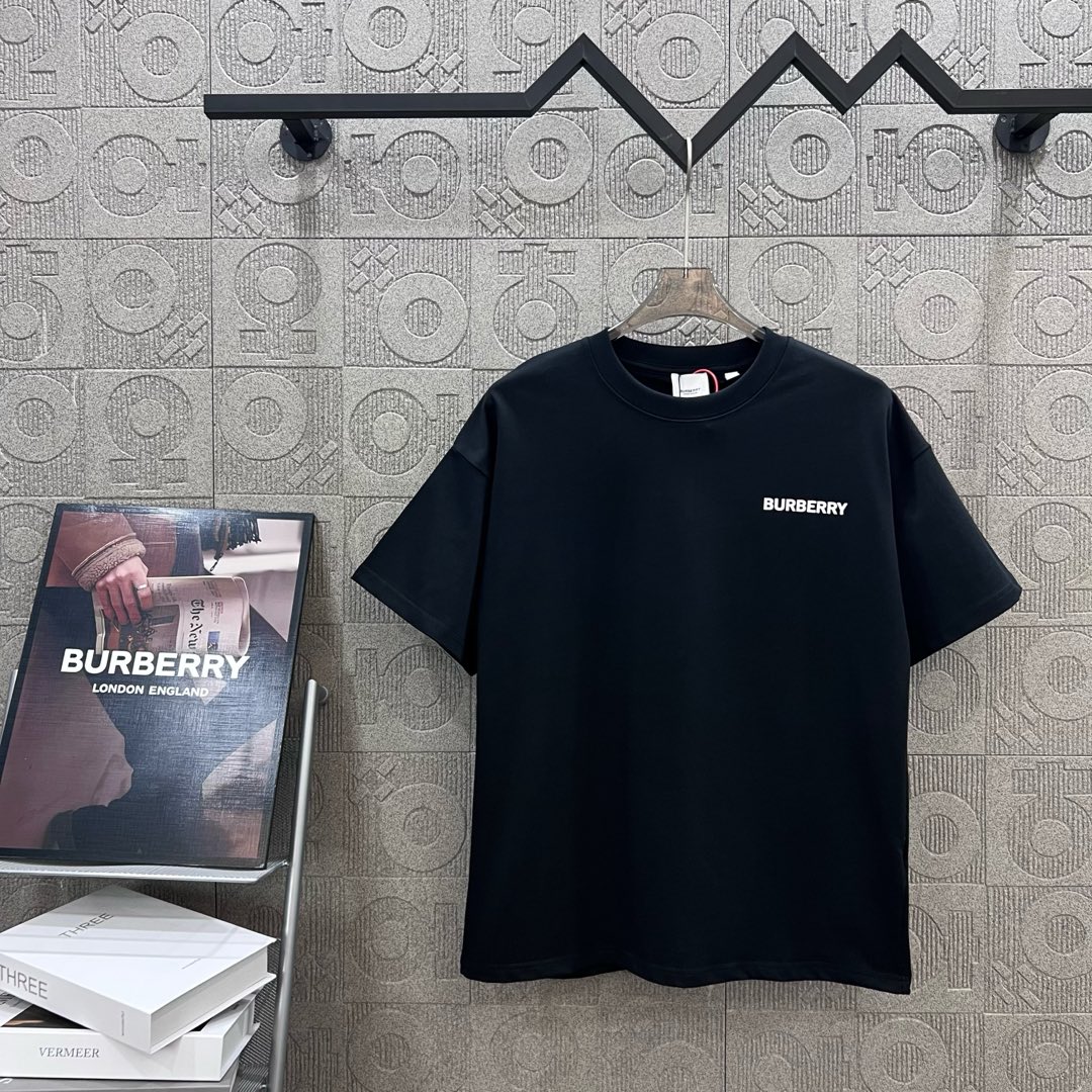  
BURBERRY 巴宝莉 后幅大战马镂空印花
 大Logo经典识标印花精致升级
灵感源自八十年代复古