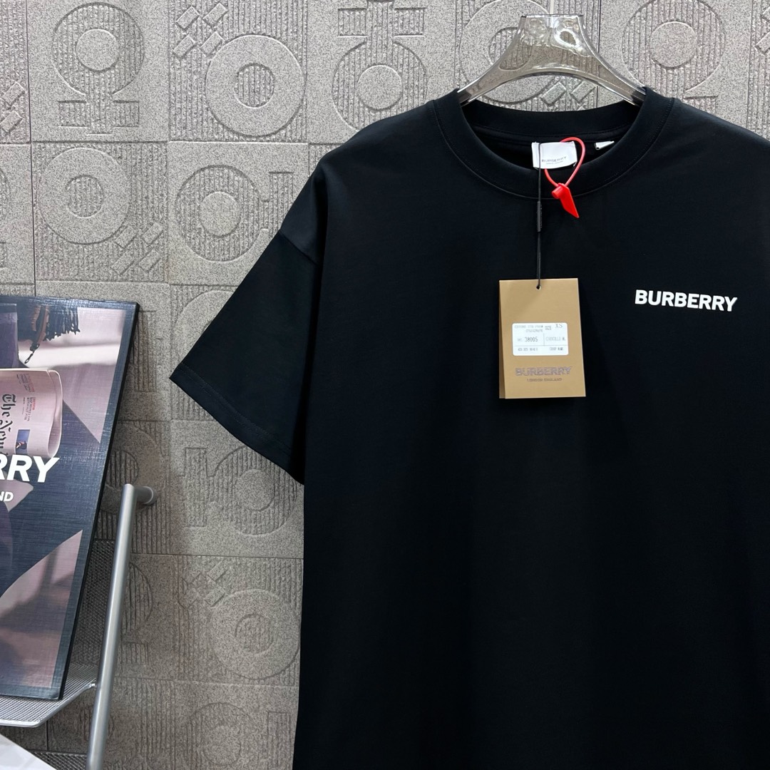  
BURBERRY 巴宝莉 后幅大战马镂空印花
 大Logo经典识标印花精致升级
灵感源自八十年代复古