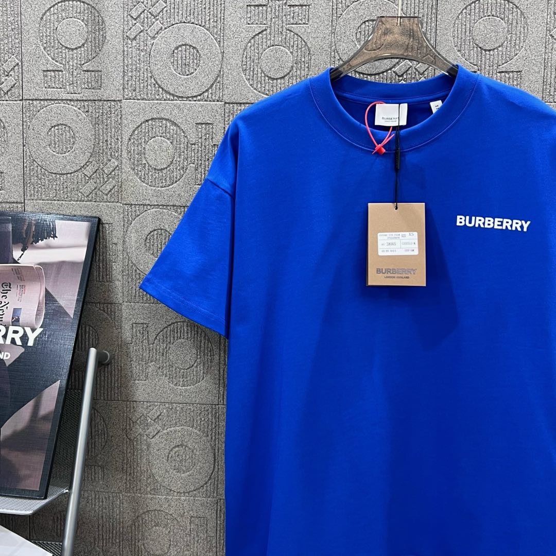  
BURBERRY 巴宝莉 后幅大战马镂空印花
 大Logo经典识标印花精致升级
灵感源自八十年代复古