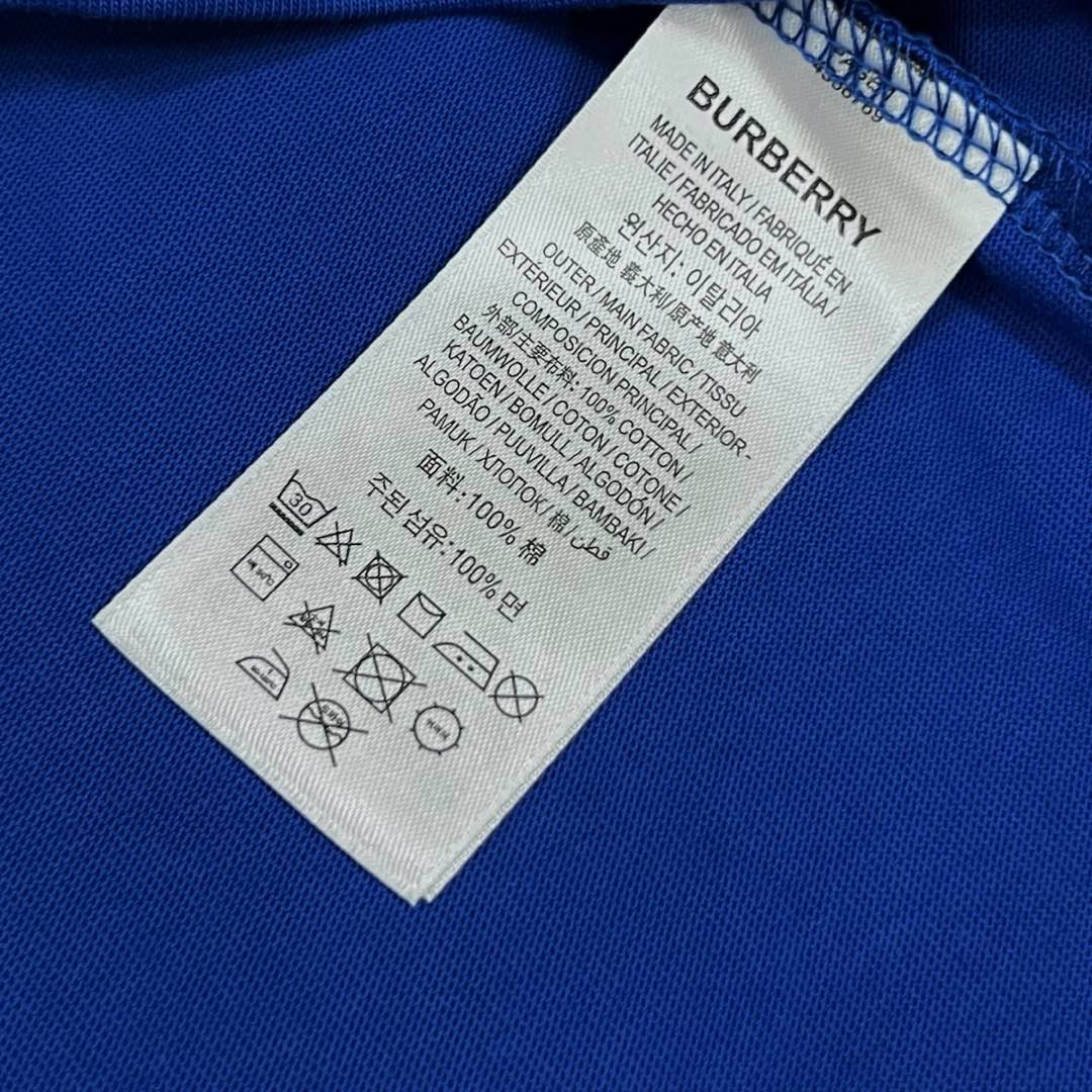  
BURBERRY 巴宝莉 后幅大战马镂空印花
 大Logo经典识标印花精致升级
灵感源自八十年代复古