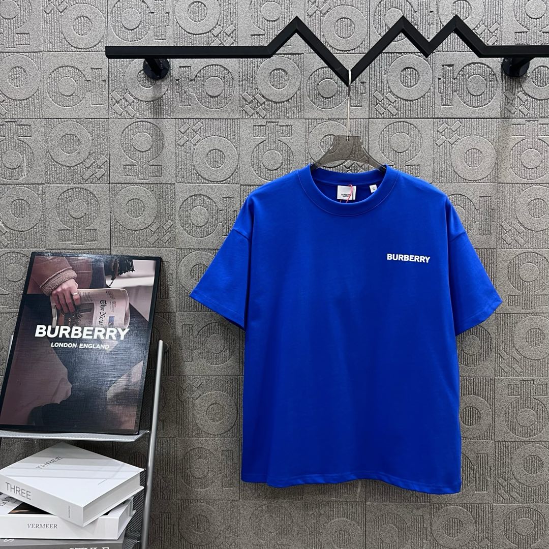  
BURBERRY 巴宝莉 后幅大战马镂空印花
 大Logo经典识标印花精致升级
灵感源自八十年代复古