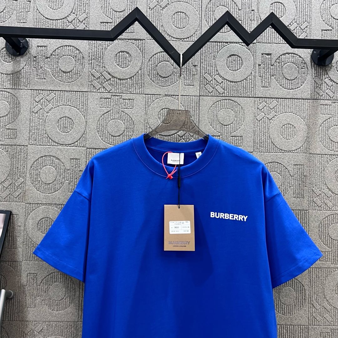  
BURBERRY 巴宝莉 后幅大战马镂空印花
 大Logo经典识标印花精致升级
灵感源自八十年代复古