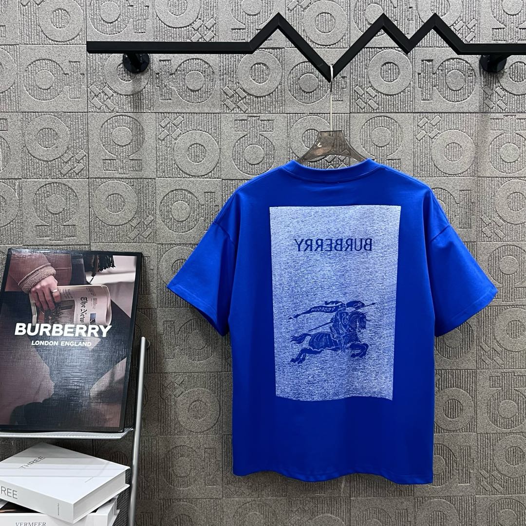  
BURBERRY 巴宝莉 后幅大战马镂空印花
 大Logo经典识标印花精致升级
灵感源自八十年代复古