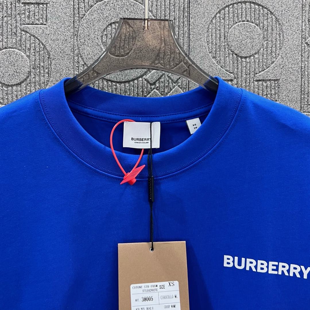  
BURBERRY 巴宝莉 后幅大战马镂空印花
 大Logo经典识标印花精致升级
灵感源自八十年代复古