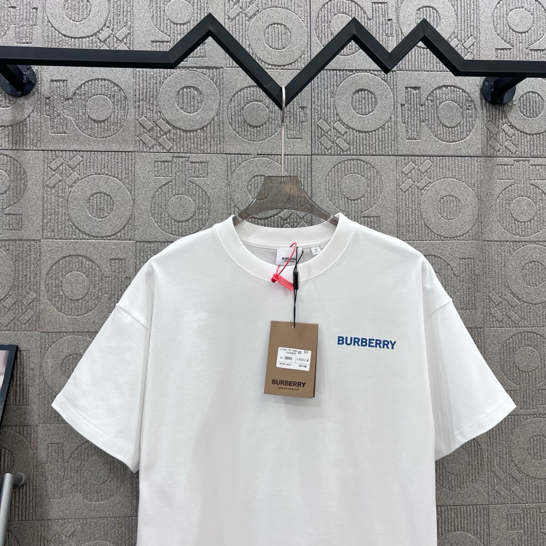  
BURBERRY 巴宝莉 后幅大战马镂空印花
 大Logo经典识标印花精致升级
灵感源自八十年代复古