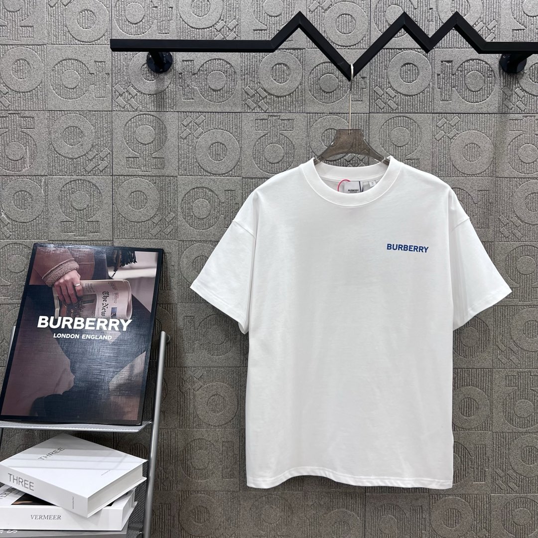  
BURBERRY 巴宝莉 后幅大战马镂空印花
 大Logo经典识标印花精致升级
灵感源自八十年代复古