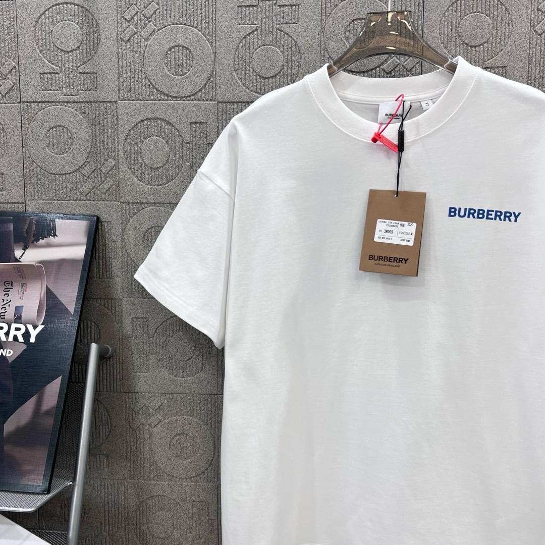  
BURBERRY 巴宝莉 后幅大战马镂空印花
 大Logo经典识标印花精致升级
灵感源自八十年代复古