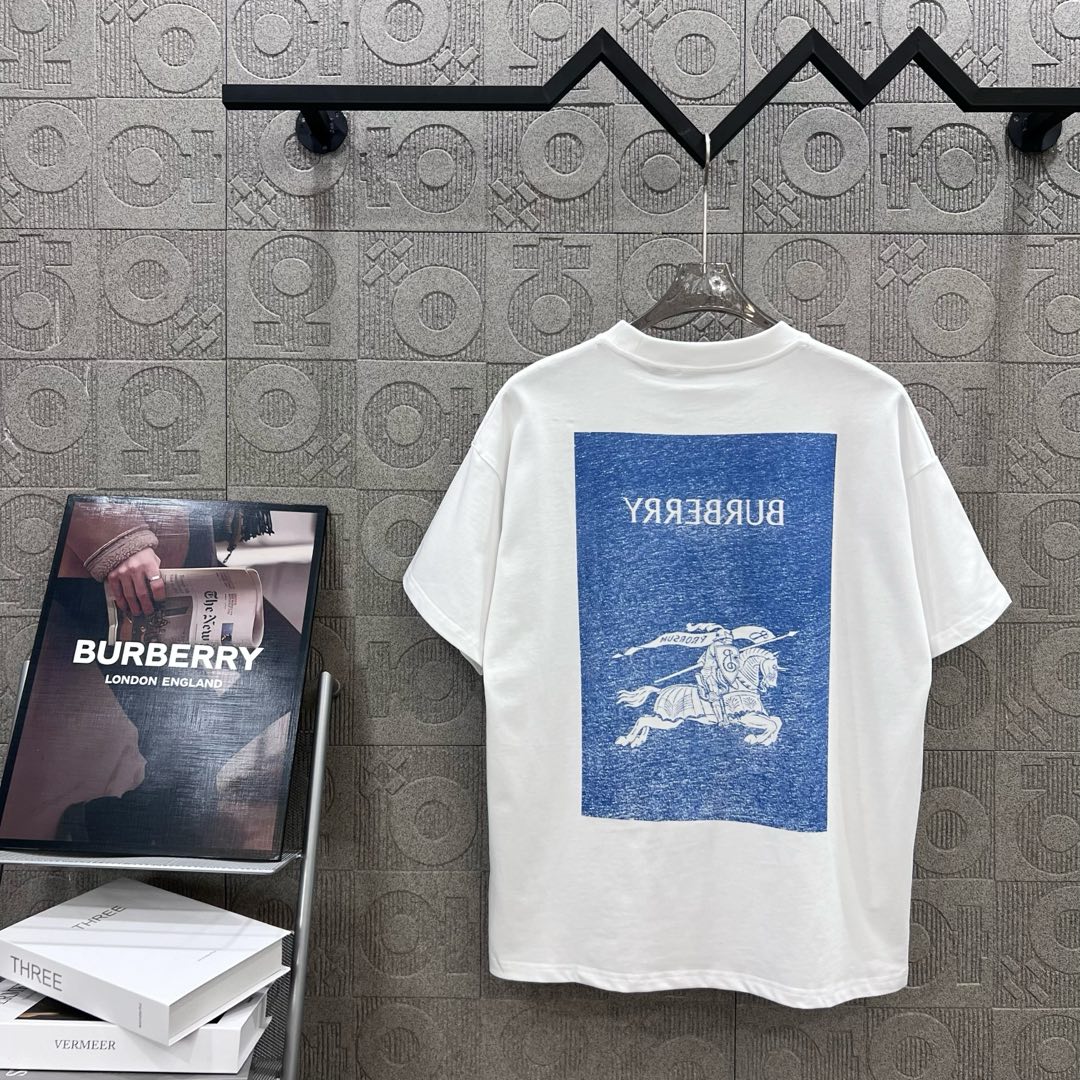  
BURBERRY 巴宝莉 后幅大战马镂空印花
 大Logo经典识标印花精致升级
灵感源自八十年代复古