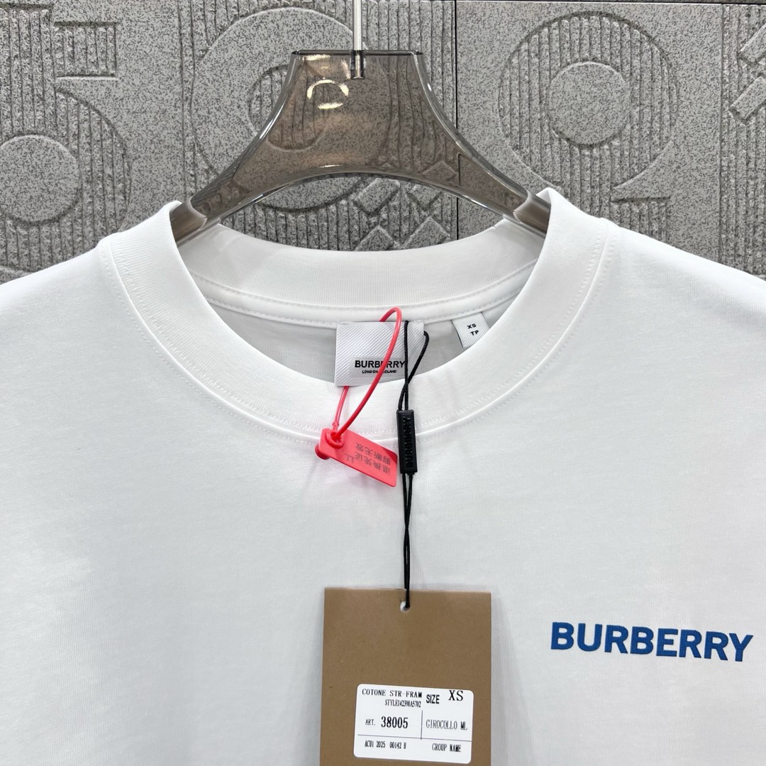  
BURBERRY 巴宝莉 后幅大战马镂空印花
 大Logo经典识标印花精致升级
灵感源自八十年代复古