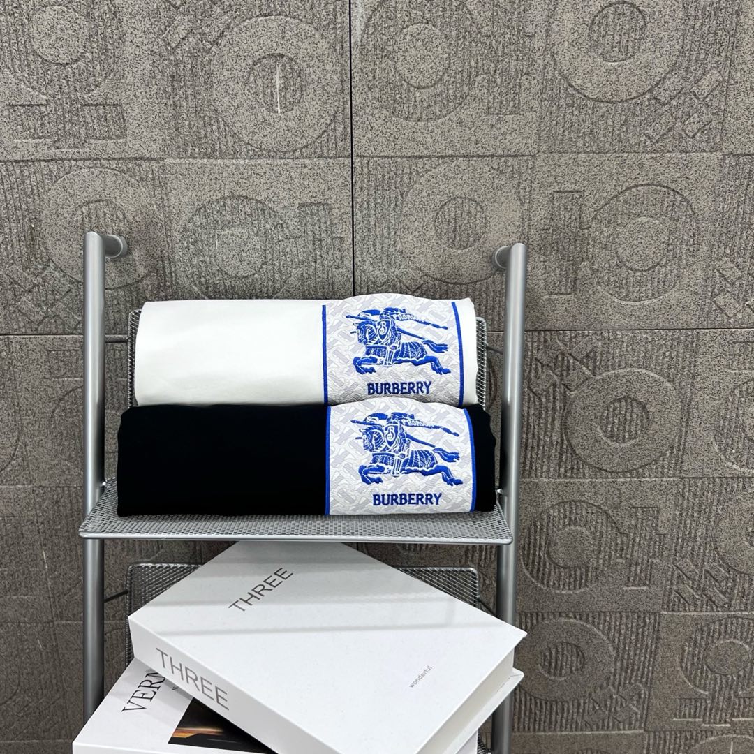  
BURBERRY 巴宝莉 字母 战马口袋刺绣🪡
 大Logo经典识标印花精致升级
灵感源自八十年代复