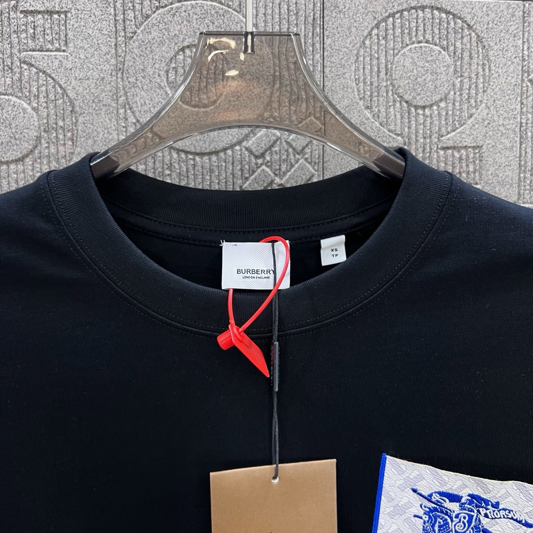  
BURBERRY 巴宝莉 字母 战马口袋刺绣🪡
 大Logo经典识标印花精致升级
灵感源自八十年代复