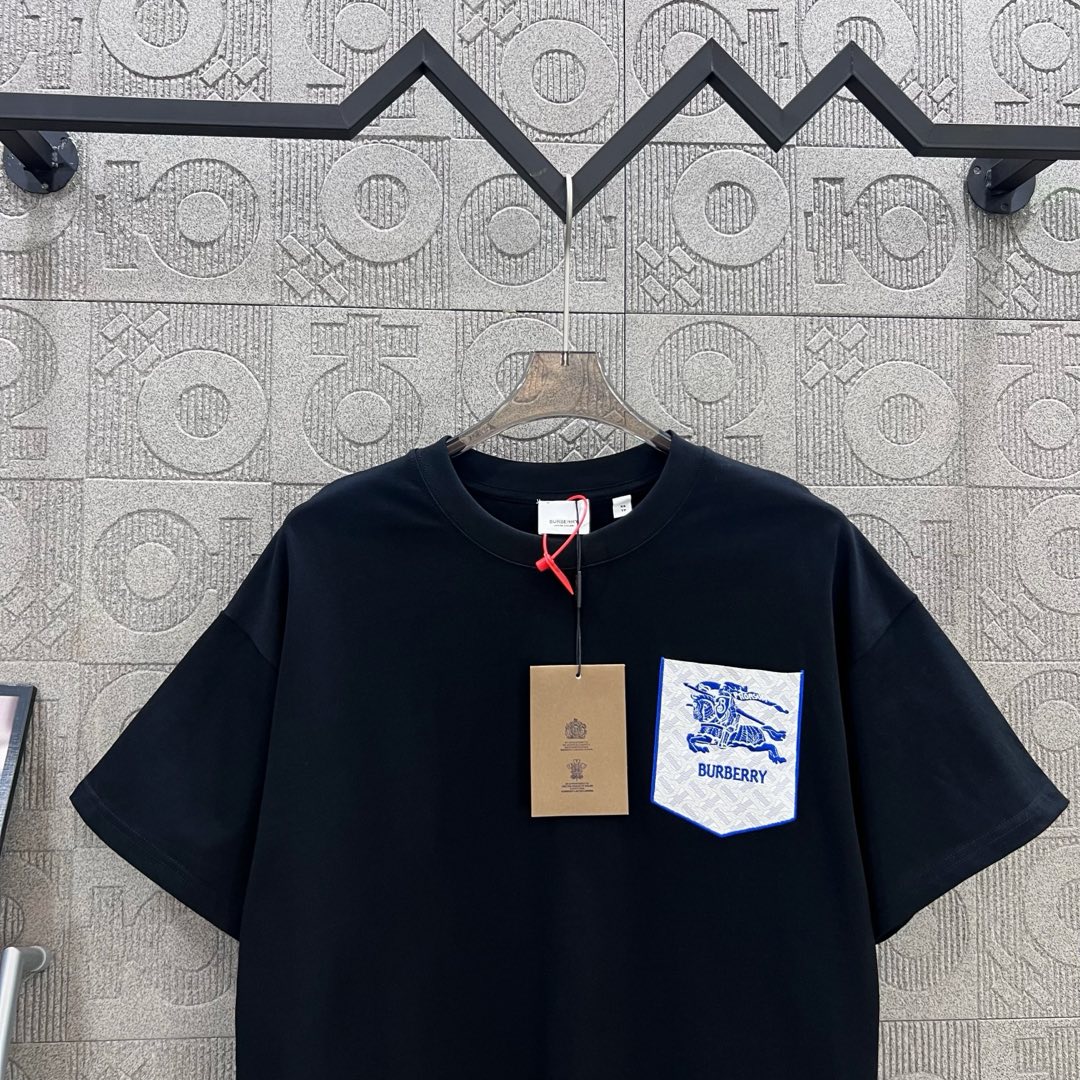  
BURBERRY 巴宝莉 字母 战马口袋刺绣🪡
 大Logo经典识标印花精致升级
灵感源自八十年代复