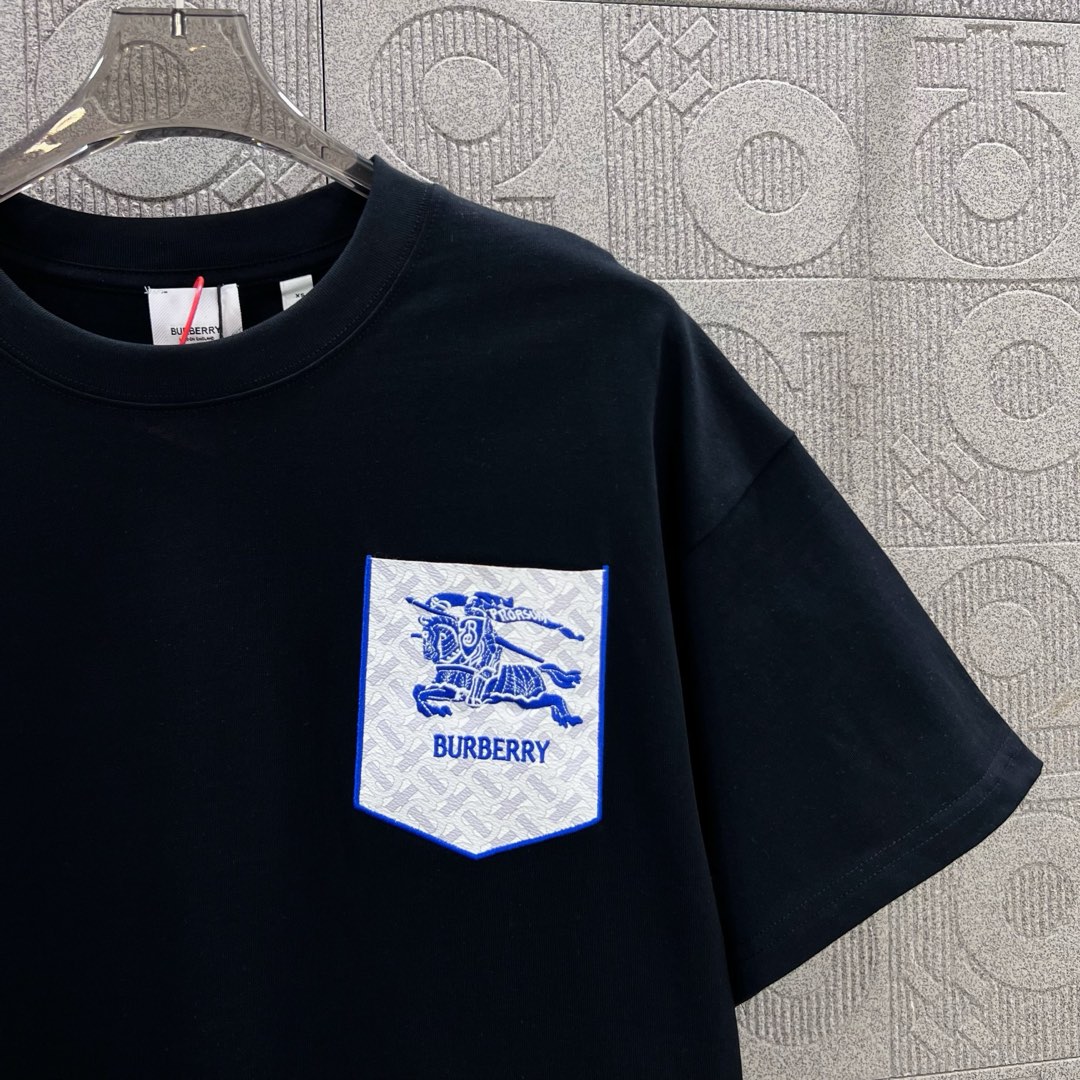  
BURBERRY 巴宝莉 字母 战马口袋刺绣🪡
 大Logo经典识标印花精致升级
灵感源自八十年代复