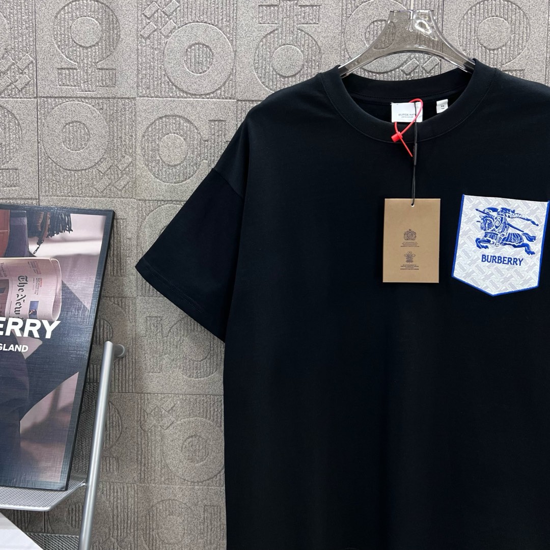  
BURBERRY 巴宝莉 字母 战马口袋刺绣🪡
 大Logo经典识标印花精致升级
灵感源自八十年代复
