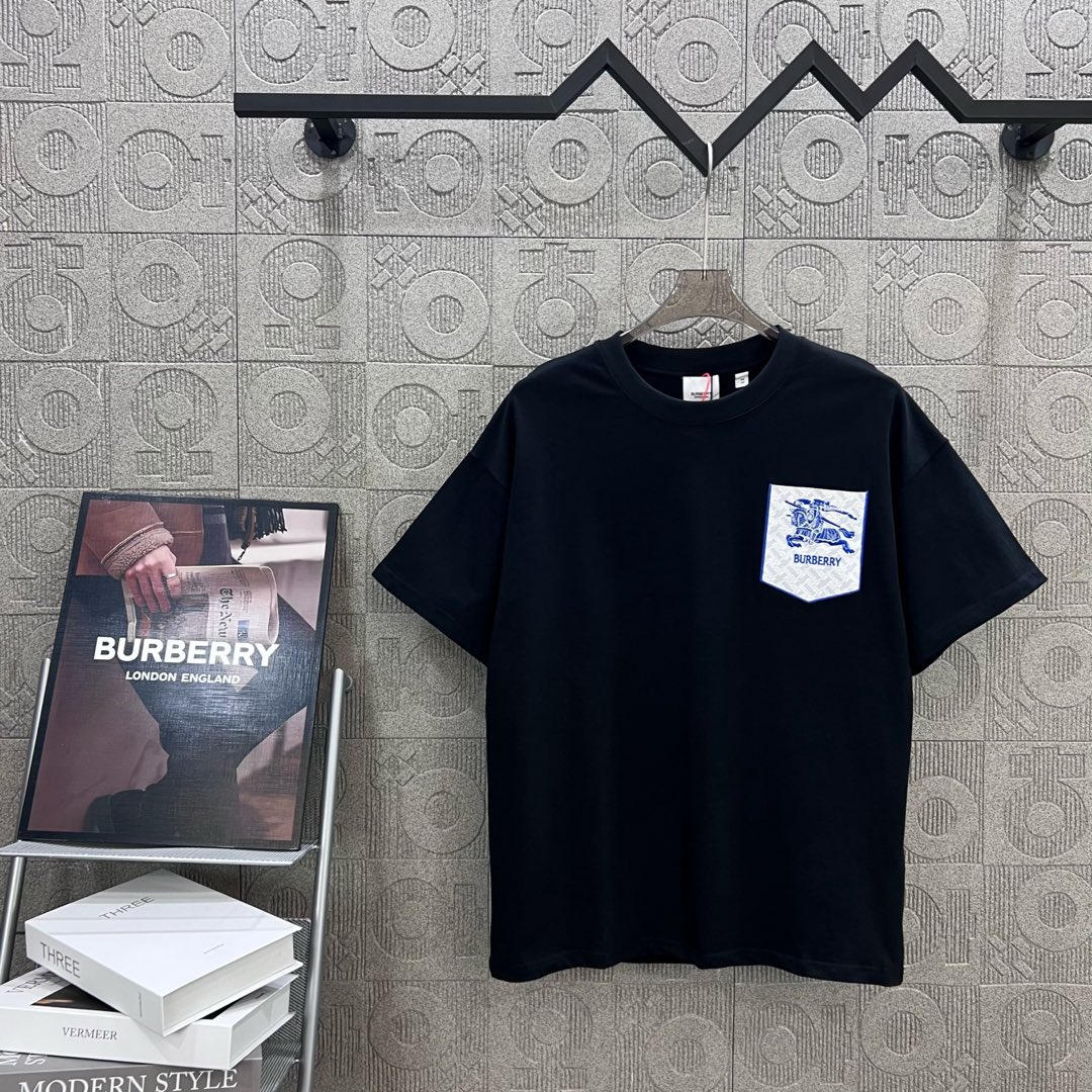  
BURBERRY 巴宝莉 字母 战马口袋刺绣🪡
 大Logo经典识标印花精致升级
灵感源自八十年代复