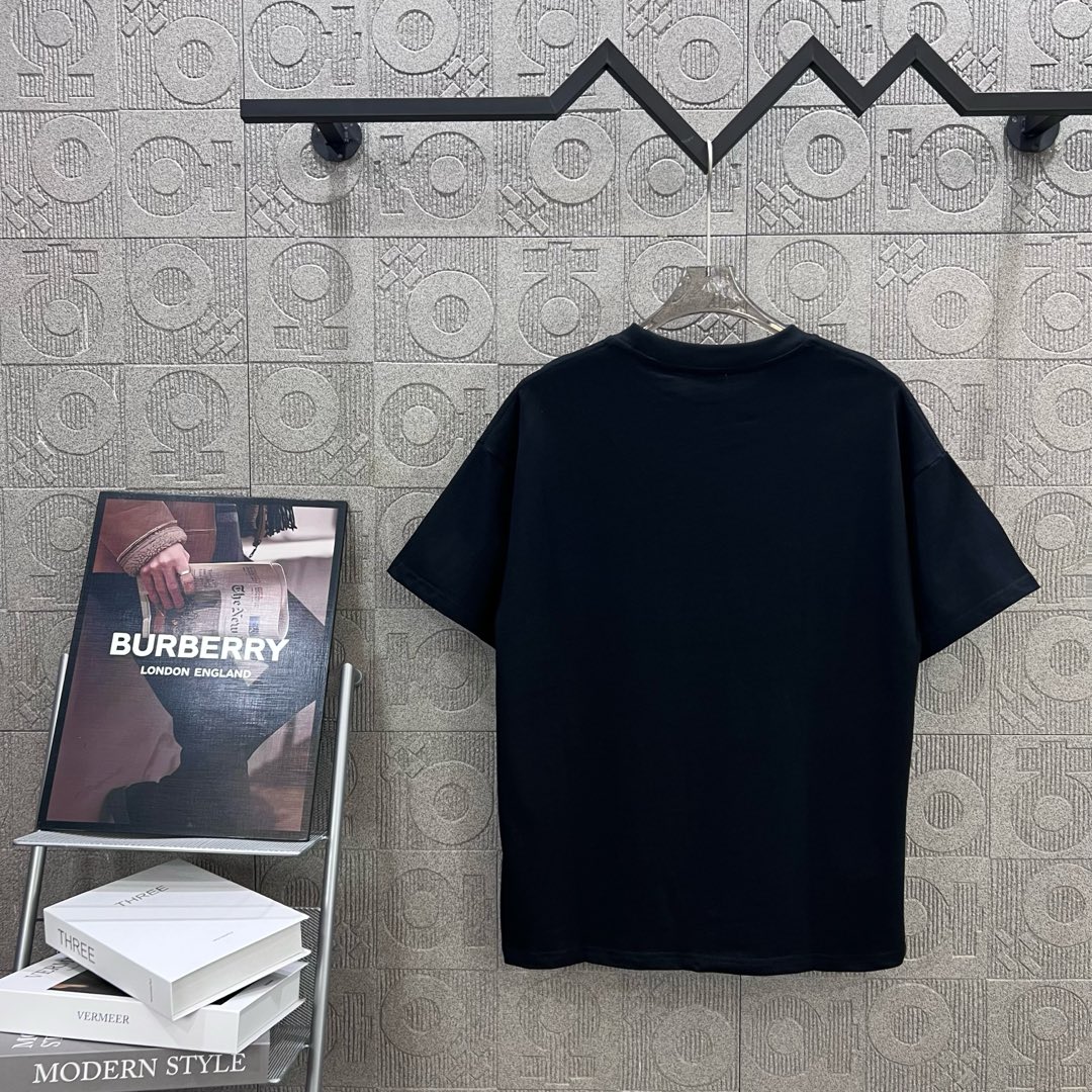  
BURBERRY 巴宝莉 字母 战马口袋刺绣🪡
 大Logo经典识标印花精致升级
灵感源自八十年代复