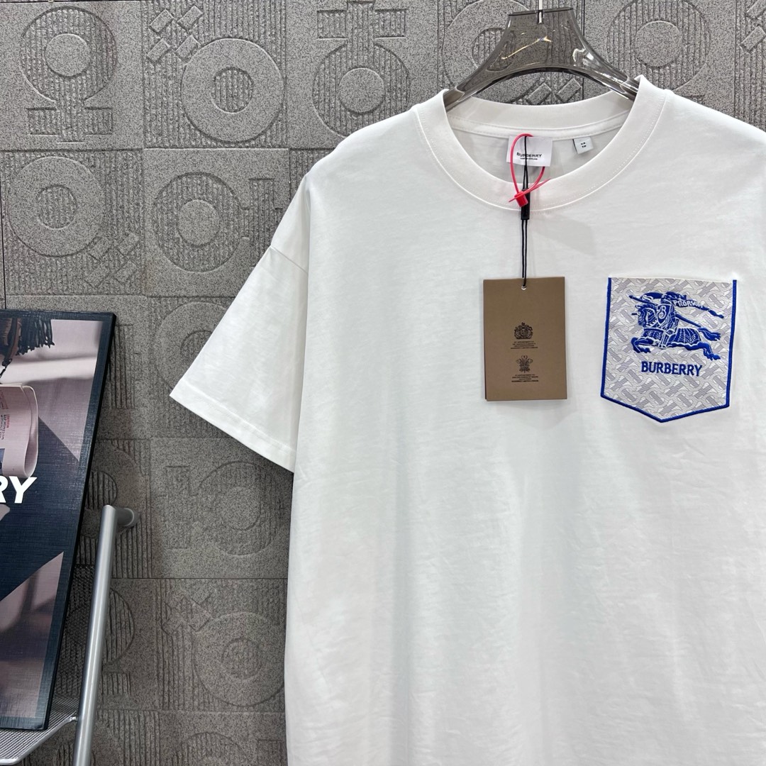  
BURBERRY 巴宝莉 字母 战马口袋刺绣🪡
 大Logo经典识标印花精致升级
灵感源自八十年代复