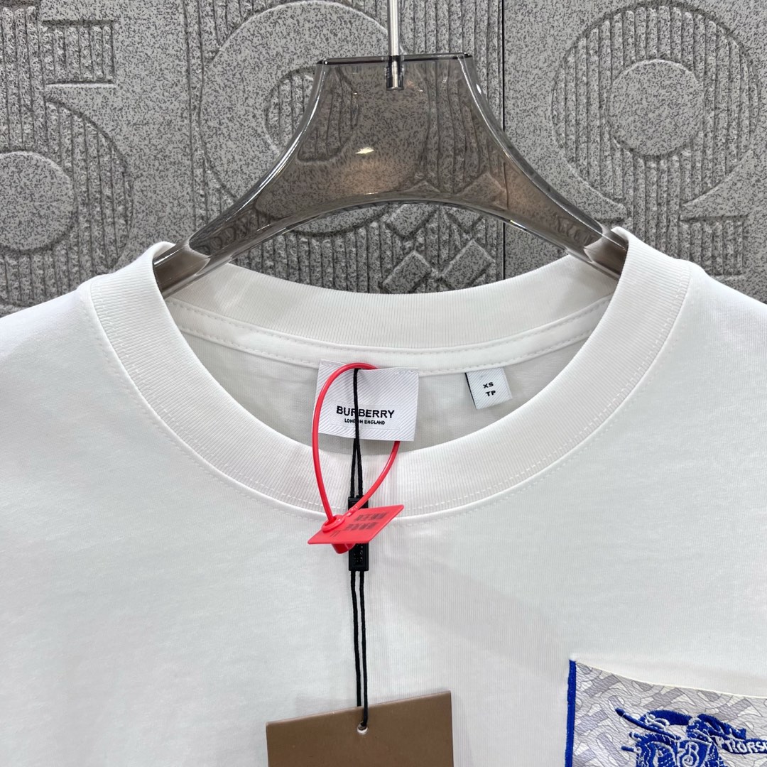  
BURBERRY 巴宝莉 字母 战马口袋刺绣🪡
 大Logo经典识标印花精致升级
灵感源自八十年代复
