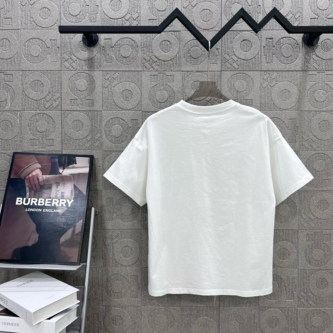  
BURBERRY 巴宝莉 字母 战马口袋刺绣🪡
 大Logo经典识标印花精致升级
灵感源自八十年代复
