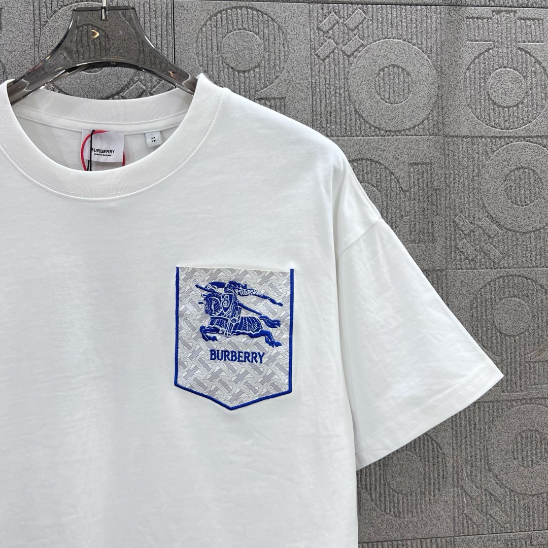  
BURBERRY 巴宝莉 字母 战马口袋刺绣🪡
 大Logo经典识标印花精致升级
灵感源自八十年代复