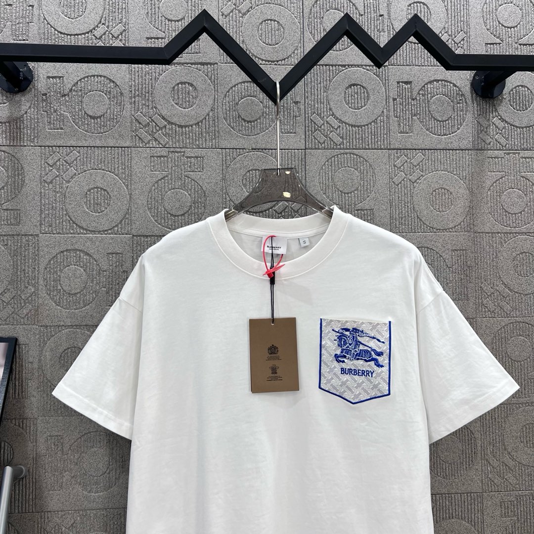  
BURBERRY 巴宝莉 字母 战马口袋刺绣🪡
 大Logo经典识标印花精致升级
灵感源自八十年代复