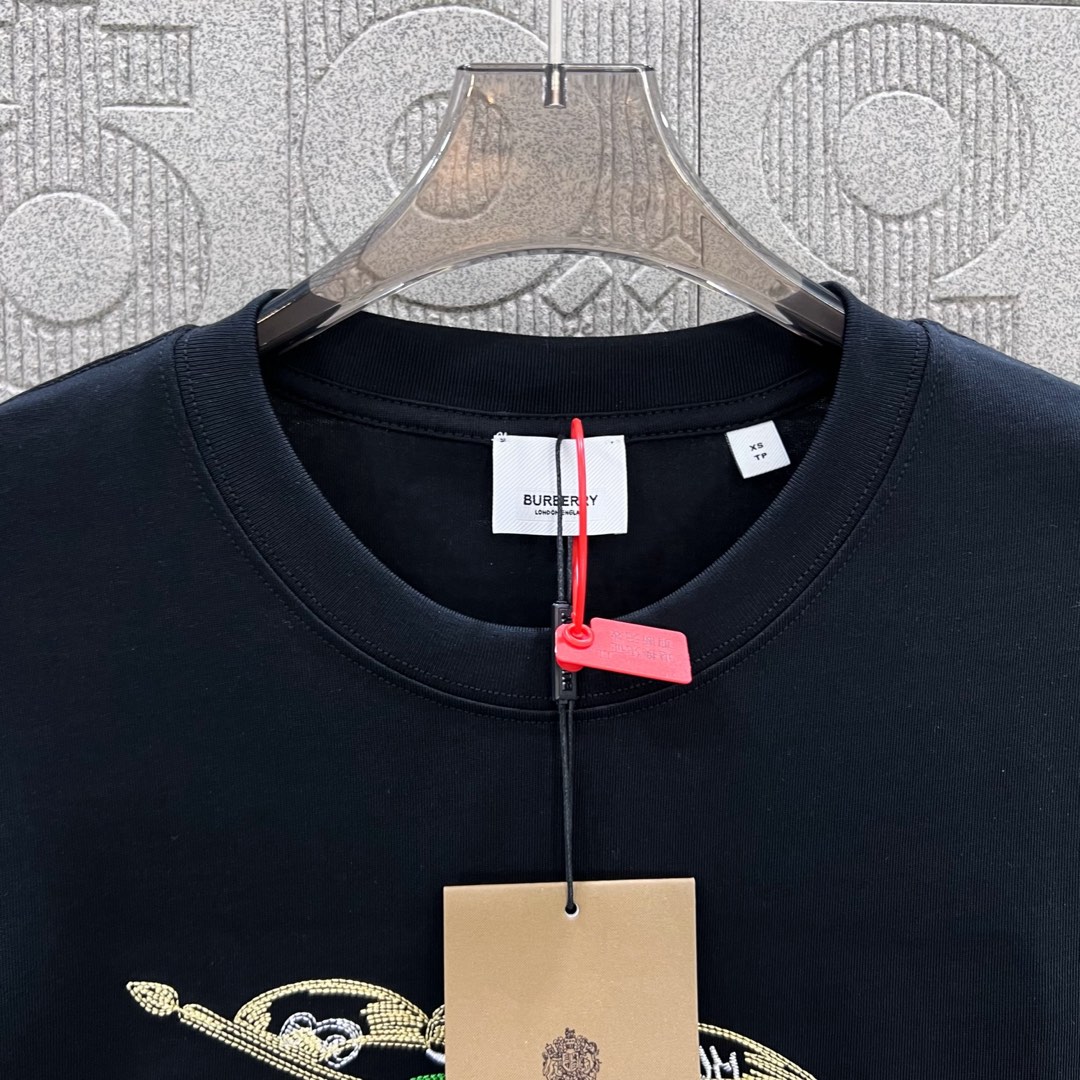  
BURBERRY 巴宝莉 彩色战马刺绣🪡
 大Logo经典识标印花精致升级
灵感源自八十年代复古
原