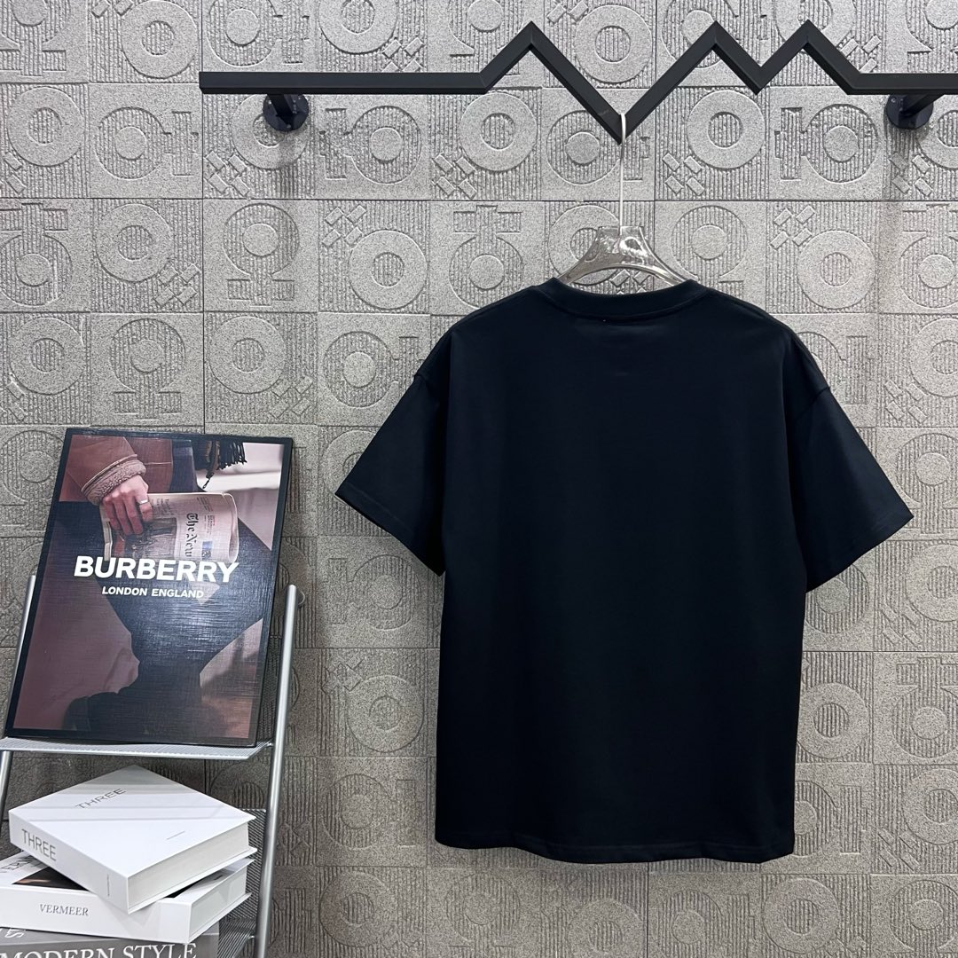  
BURBERRY 巴宝莉 彩色战马刺绣🪡
 大Logo经典识标印花精致升级
灵感源自八十年代复古
原