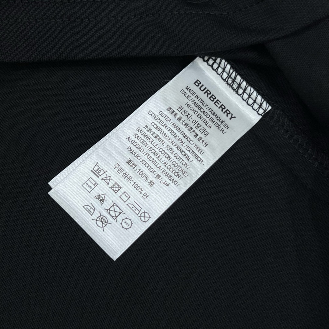  
BURBERRY 巴宝莉 直喷玫瑰花字母拼接印花
 大Logo经典识标印花精致升级
灵感源自八十年代