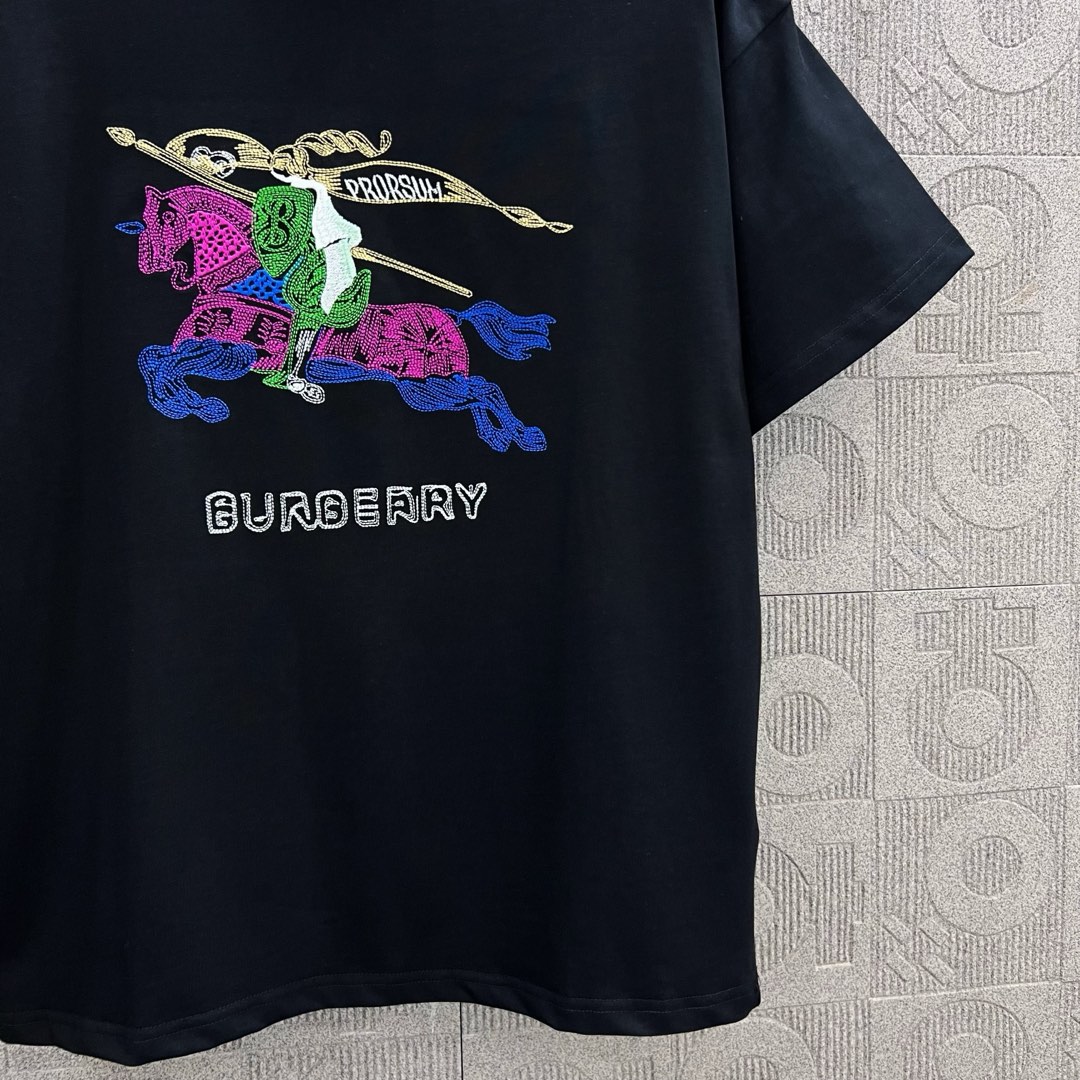  
BURBERRY 巴宝莉 彩色战马刺绣🪡
 大Logo经典识标印花精致升级
灵感源自八十年代复古
原