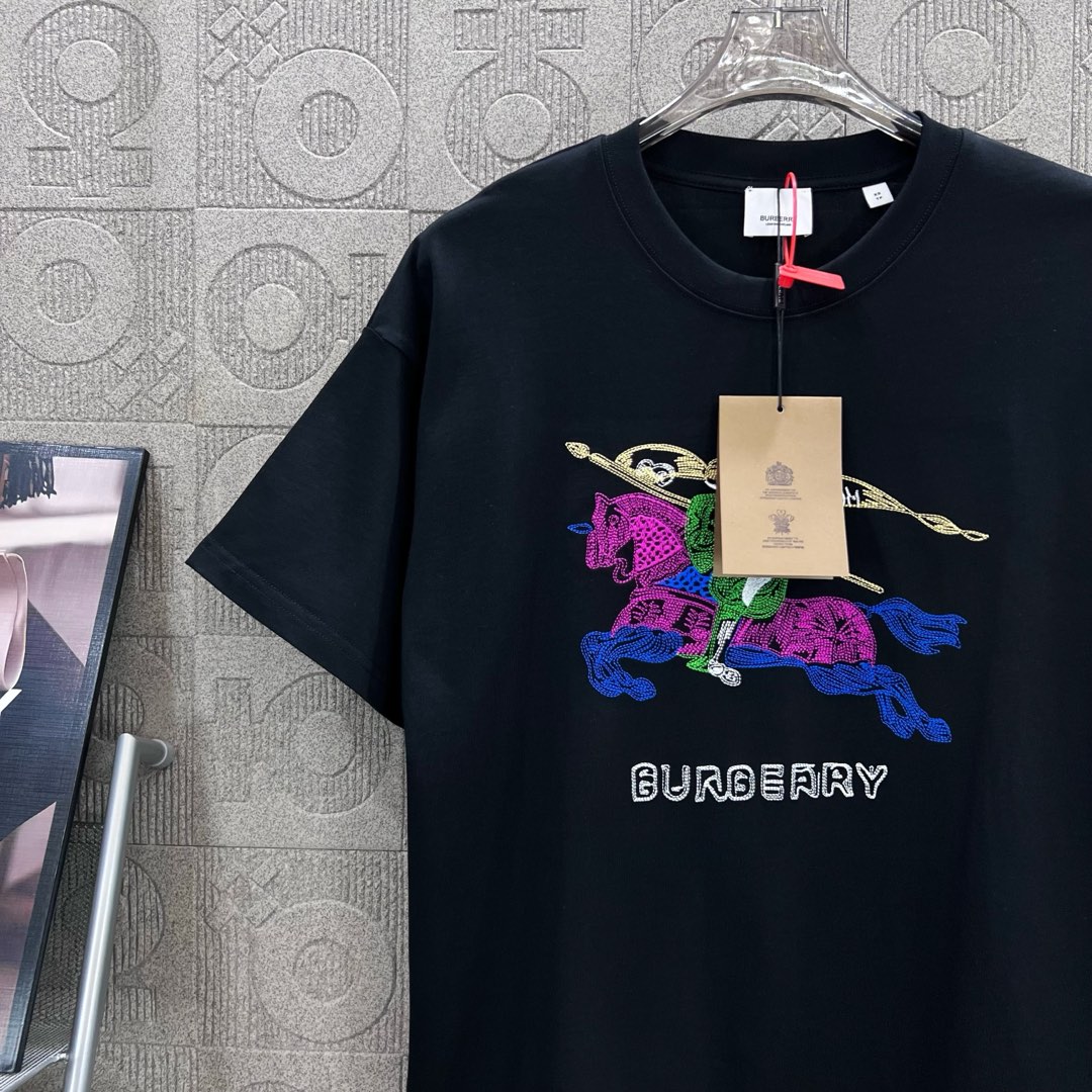  
BURBERRY 巴宝莉 彩色战马刺绣🪡
 大Logo经典识标印花精致升级
灵感源自八十年代复古
原
