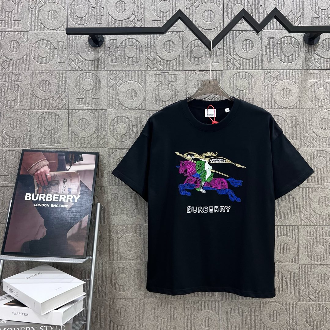  
BURBERRY 巴宝莉 彩色战马刺绣🪡
 大Logo经典识标印花精致升级
灵感源自八十年代复古
原