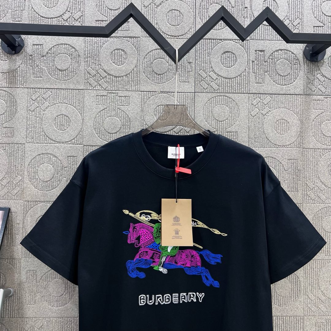  
BURBERRY 巴宝莉 彩色战马刺绣🪡
 大Logo经典识标印花精致升级
灵感源自八十年代复古
原