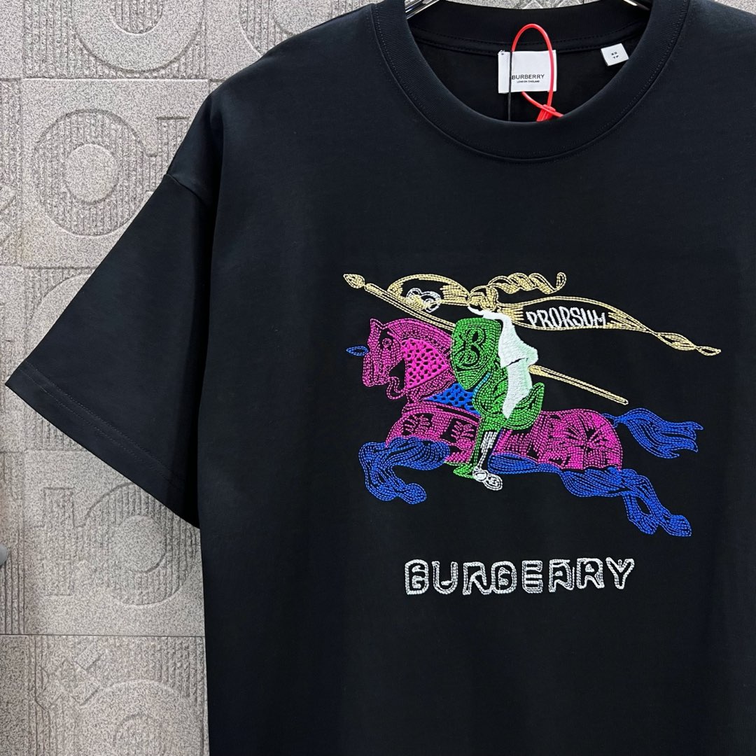  
BURBERRY 巴宝莉 彩色战马刺绣🪡
 大Logo经典识标印花精致升级
灵感源自八十年代复古
原