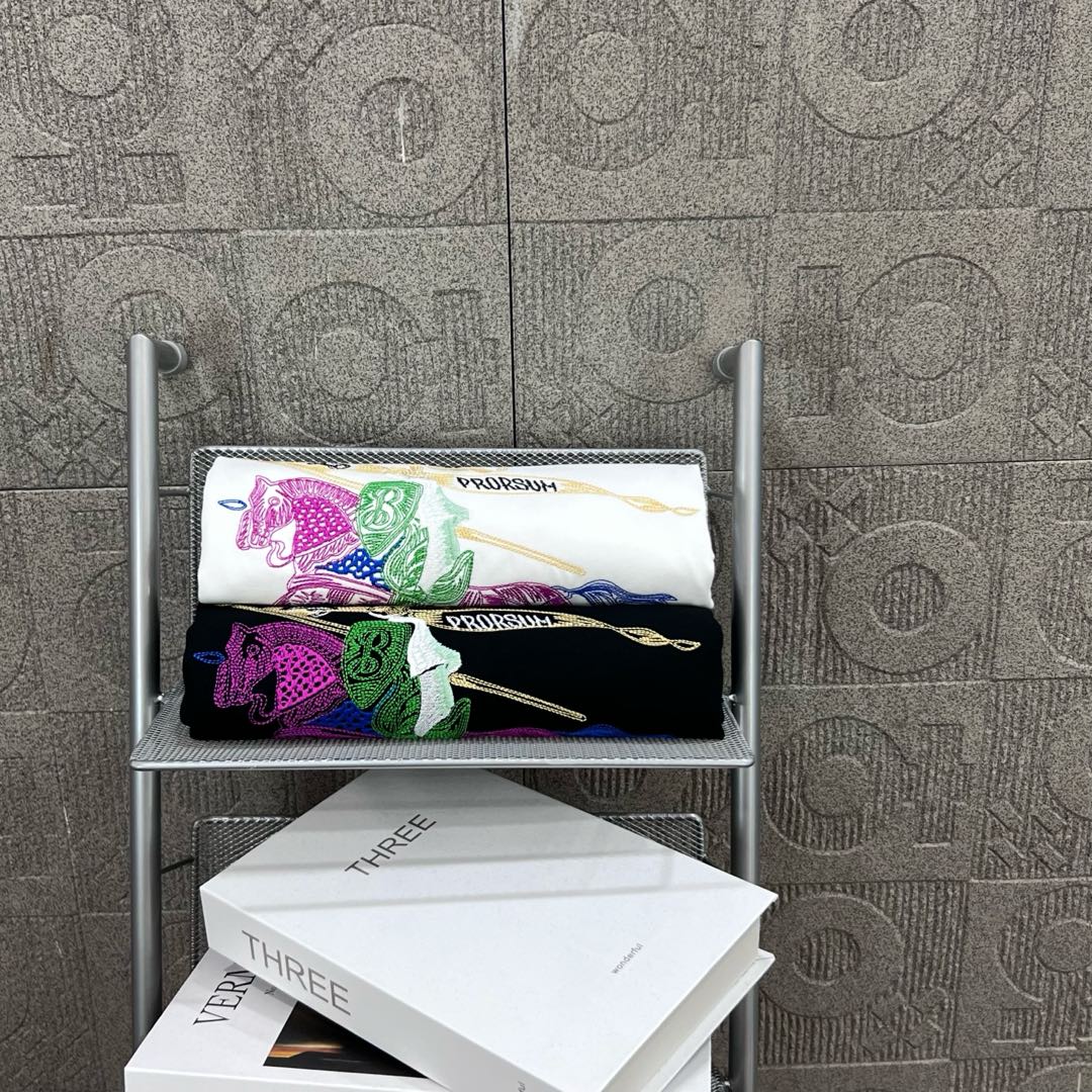  
BURBERRY 巴宝莉 彩色战马刺绣🪡
 大Logo经典识标印花精致升级
灵感源自八十年代复古
原