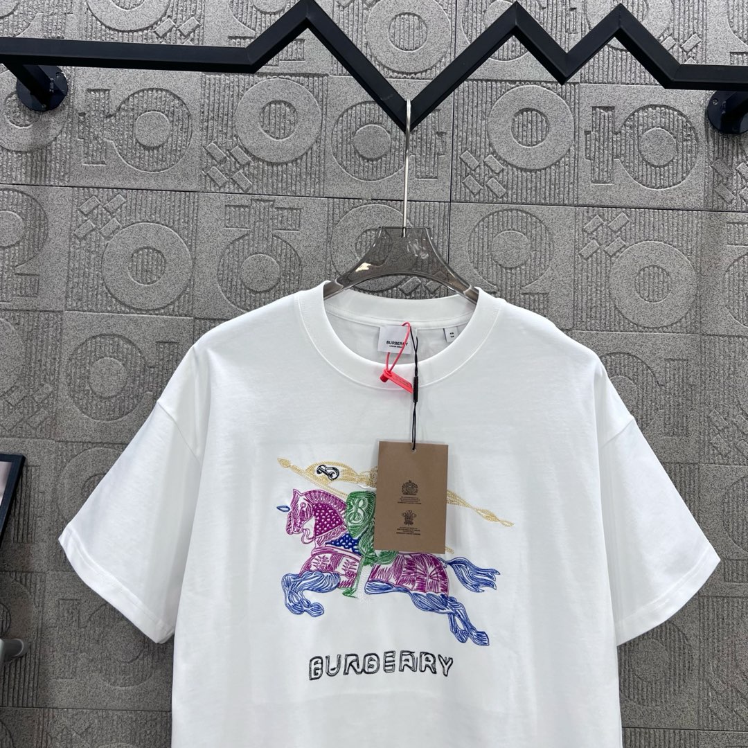  
BURBERRY 巴宝莉 彩色战马刺绣🪡
 大Logo经典识标印花精致升级
灵感源自八十年代复古
原