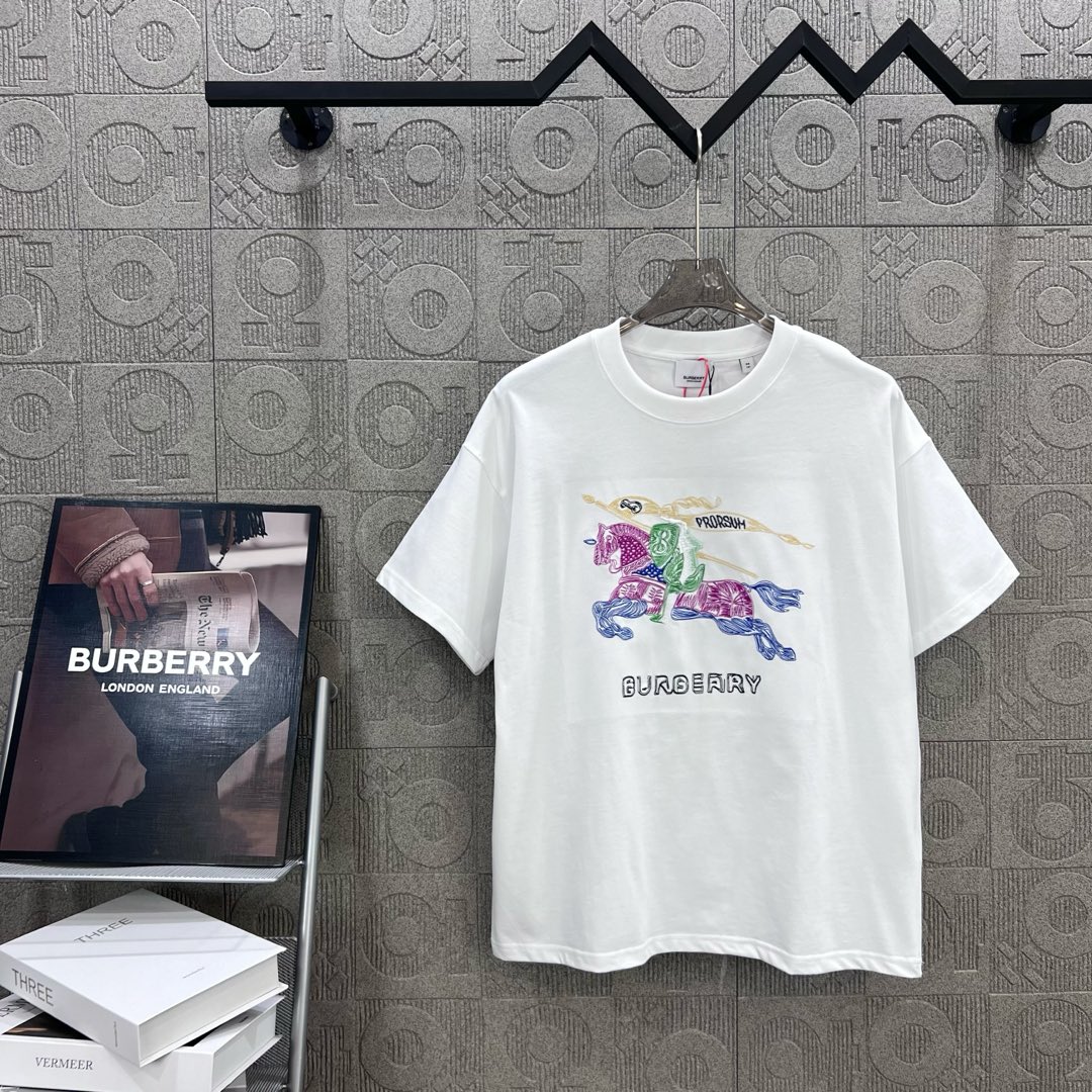  
BURBERRY 巴宝莉 彩色战马刺绣🪡
 大Logo经典识标印花精致升级
灵感源自八十年代复古
原
