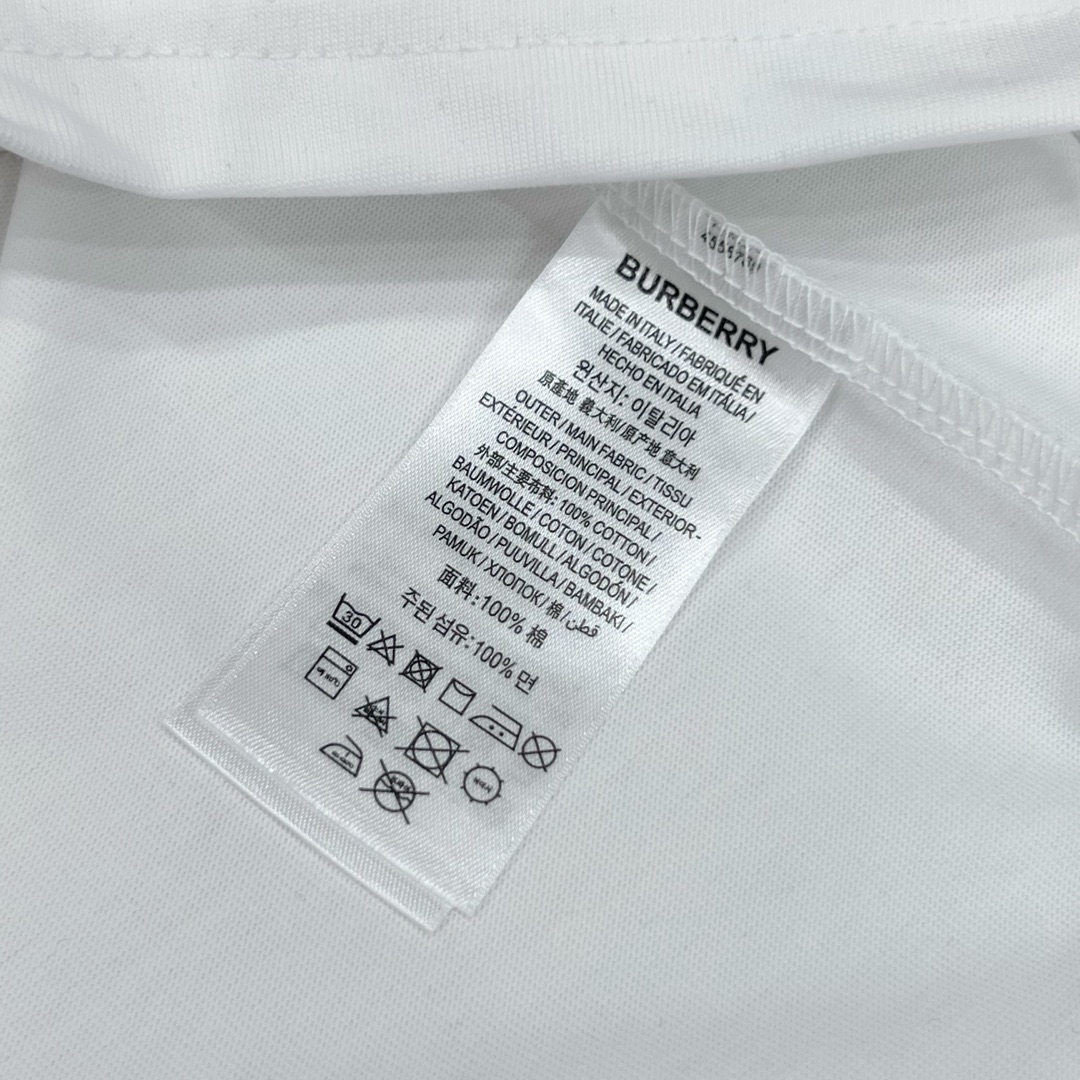  
BURBERRY 巴宝莉 经典战马刺绣🪡
 Logo经典识标印花精致升级
灵感源自八十年代复古
原版
