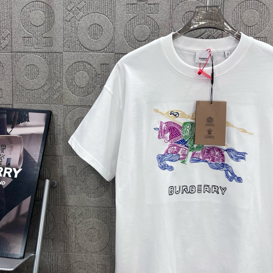  
BURBERRY 巴宝莉 彩色战马刺绣🪡
 大Logo经典识标印花精致升级
灵感源自八十年代复古
原